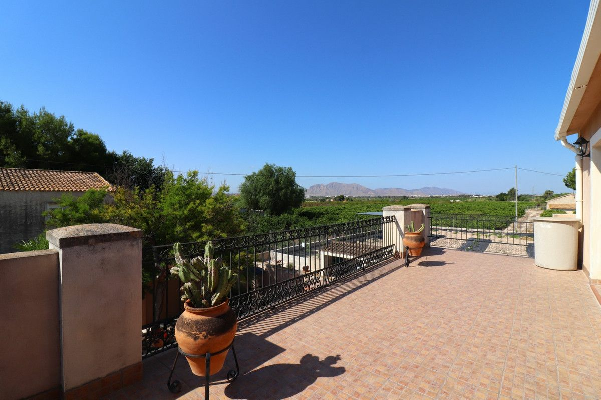 4-bedroom Villa In Albatera, Spain (231 M²)