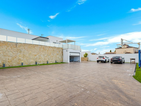 4-bedroom Villa In Algorfa, Spain (283 M²)