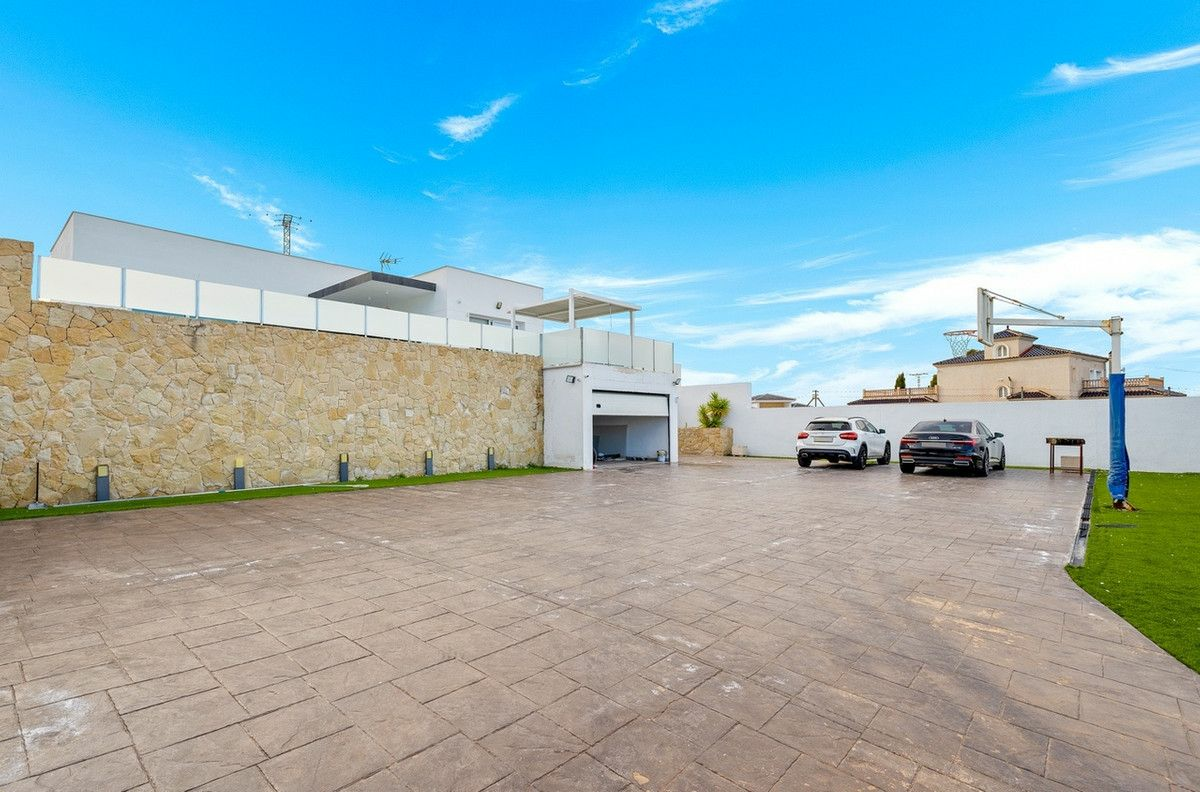 4-bedroom Villa In Algorfa, Spain (283 M²)