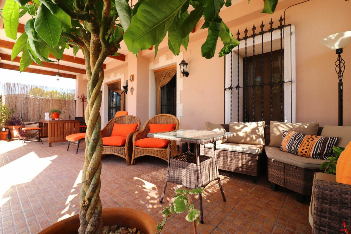 4-bedroom Villa In Albatera, Spain (231 M²)