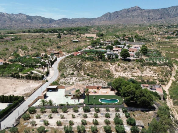 3-bedroom Country House In Albatera, Spain (210 M²)