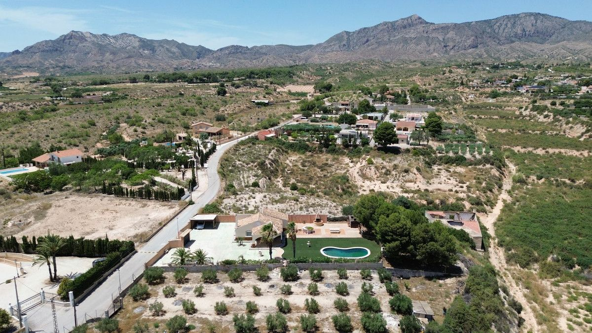 3-bedroom Country House In Albatera, Spain (210 M²)