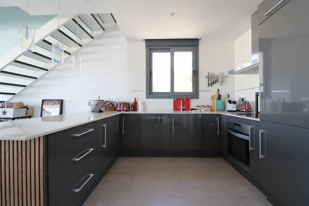 3-bedroom Villa In Benijofar, Spain (182 M²)