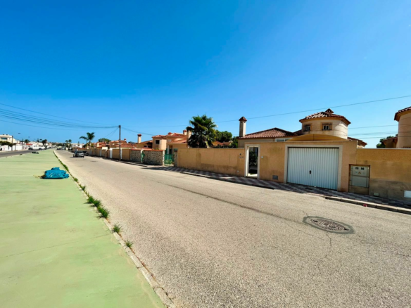3-bedroom Villa In Torrevieja, Spain (126 M²)