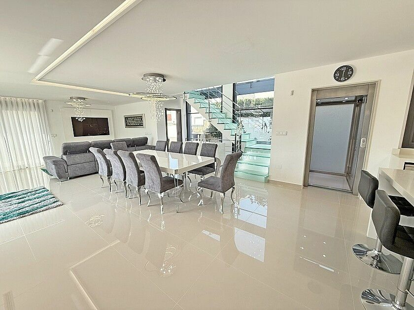 5-bedroom Villa In San Miguel De Salinas, Spain (316 M²)