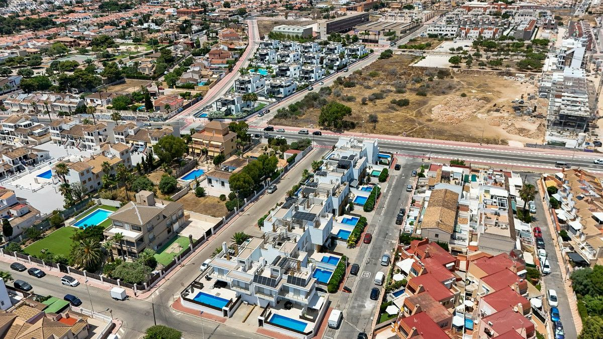 5-bedroom House In Torrevieja, Spain (184 M²)