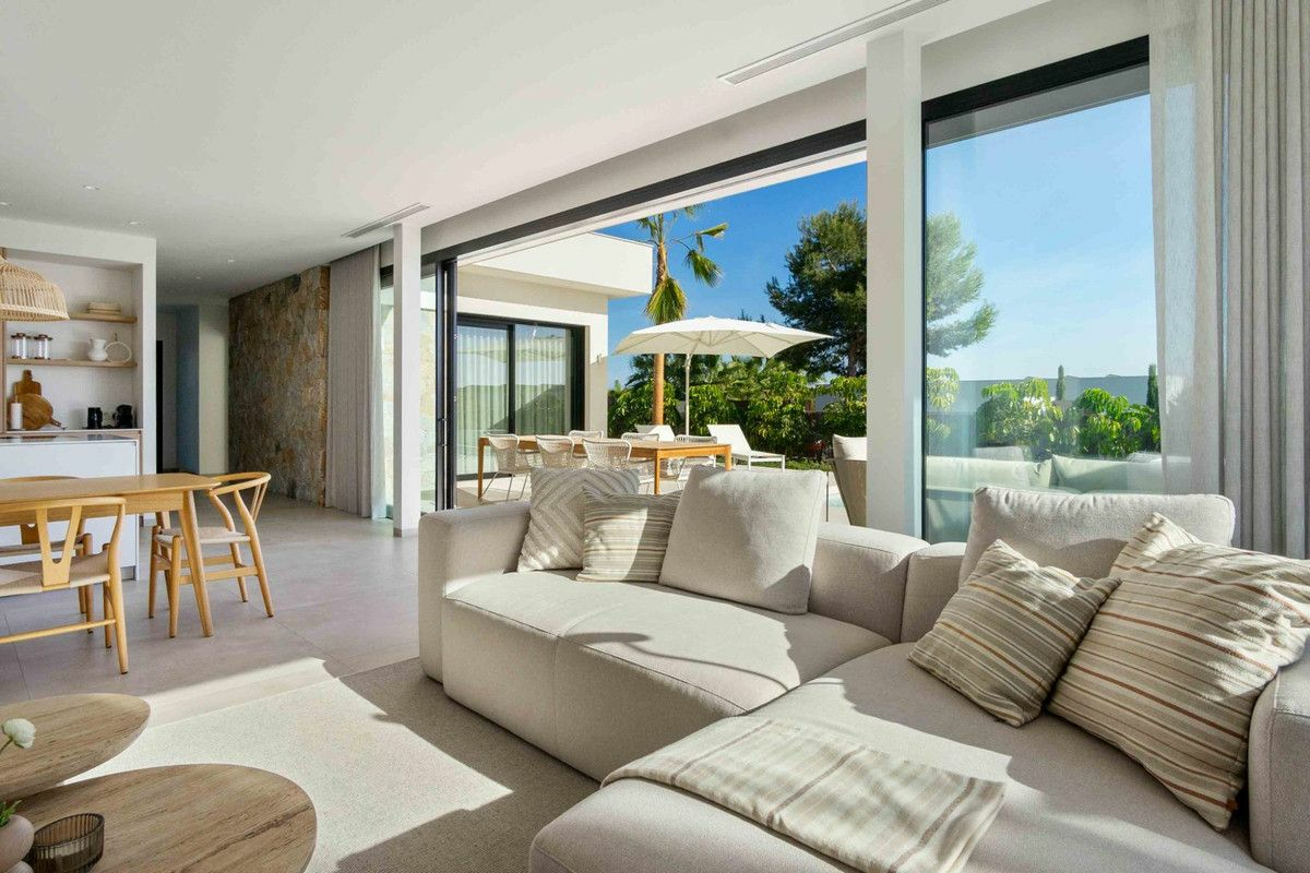 3-bedroom Villa In Orihuela, Spain (177 M²)