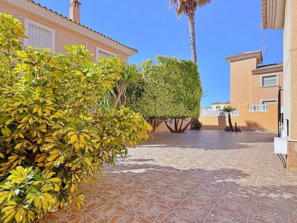 4-bedroom Villa In Torrevieja, Spain (198 M²)