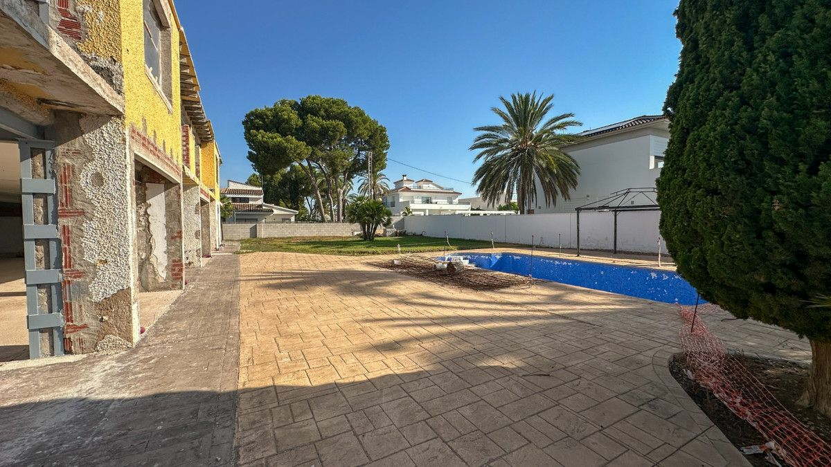 5-bedroom Villa In Cabo Roig, Spain (668 M²)