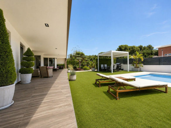 5-bedroom Villa In Santa Pola, Spain (506 M²)