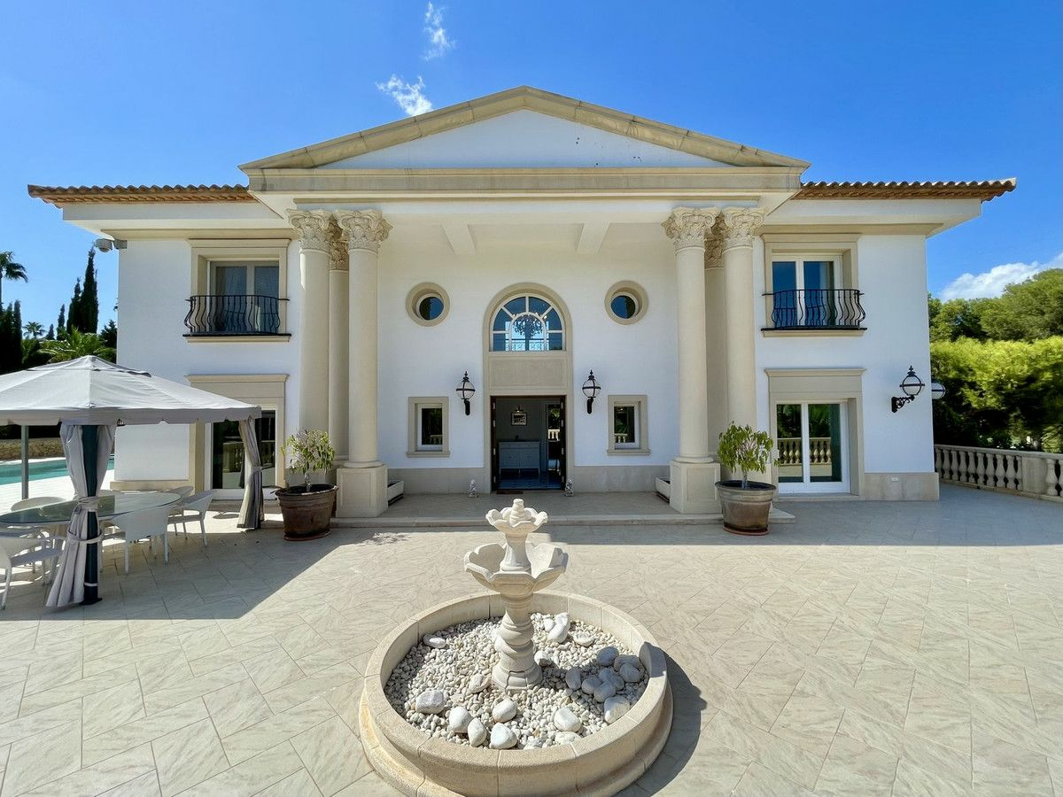 6-bedroom Villa In Altea, Spain (2.147 M²)