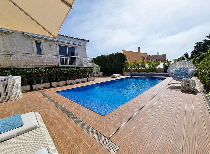 5-bedroom Villa In Torrevieja, Spain (438 M²)