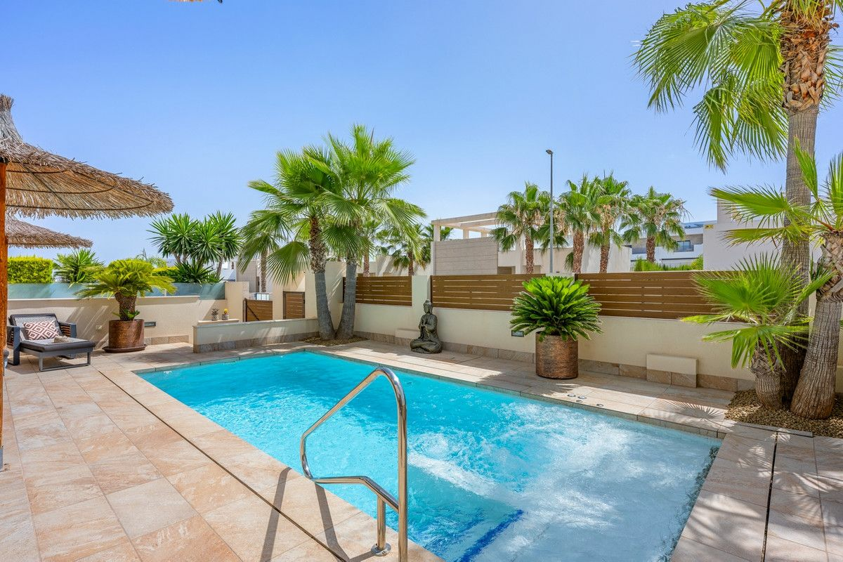 3-bedroom Villa In Benijofar, Spain (266 M²)