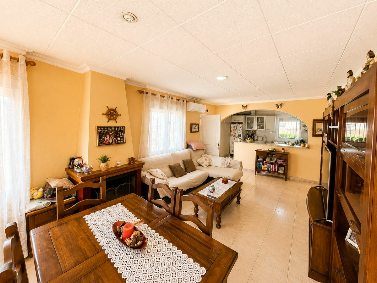 5-bedroom Villa In Torrevieja, Spain (200 M²)