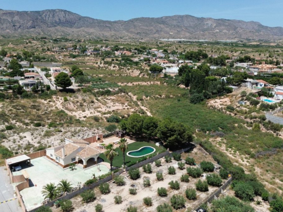 3-bedroom Country House In Albatera, Spain (210 M²)