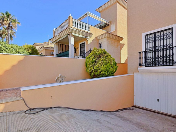 4-bedroom Villa In Torrevieja, Spain (198 M²)
