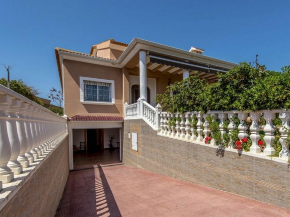 6-bedroom Villa In Torrevieja, Spain (500 M²)