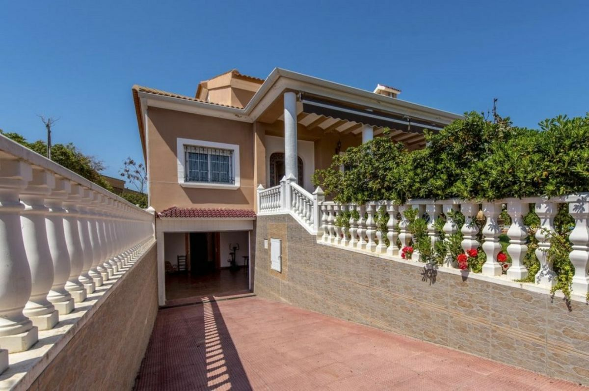 6-bedroom Villa In Torrevieja, Spain (500 M²)