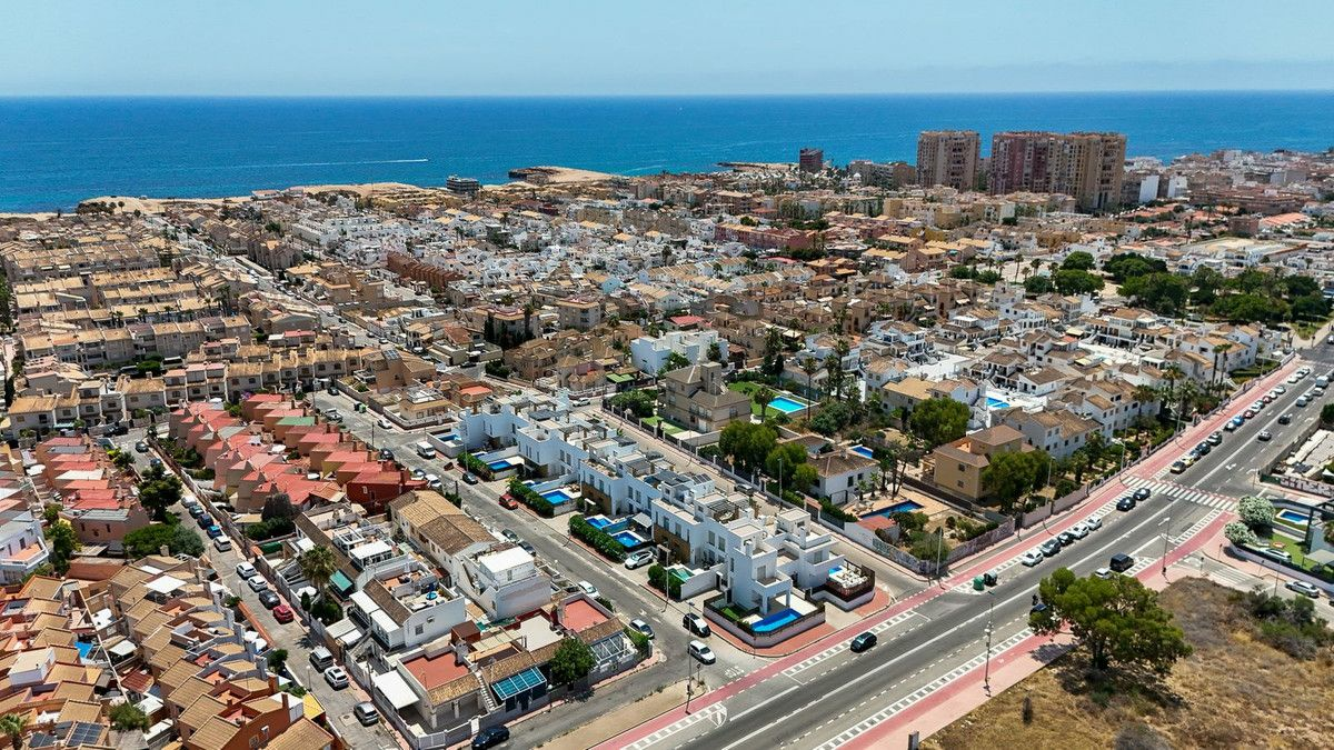 5-bedroom House In Torrevieja, Spain (184 M²)