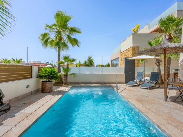3-bedroom Villa In Benijofar, Spain (266 M²)