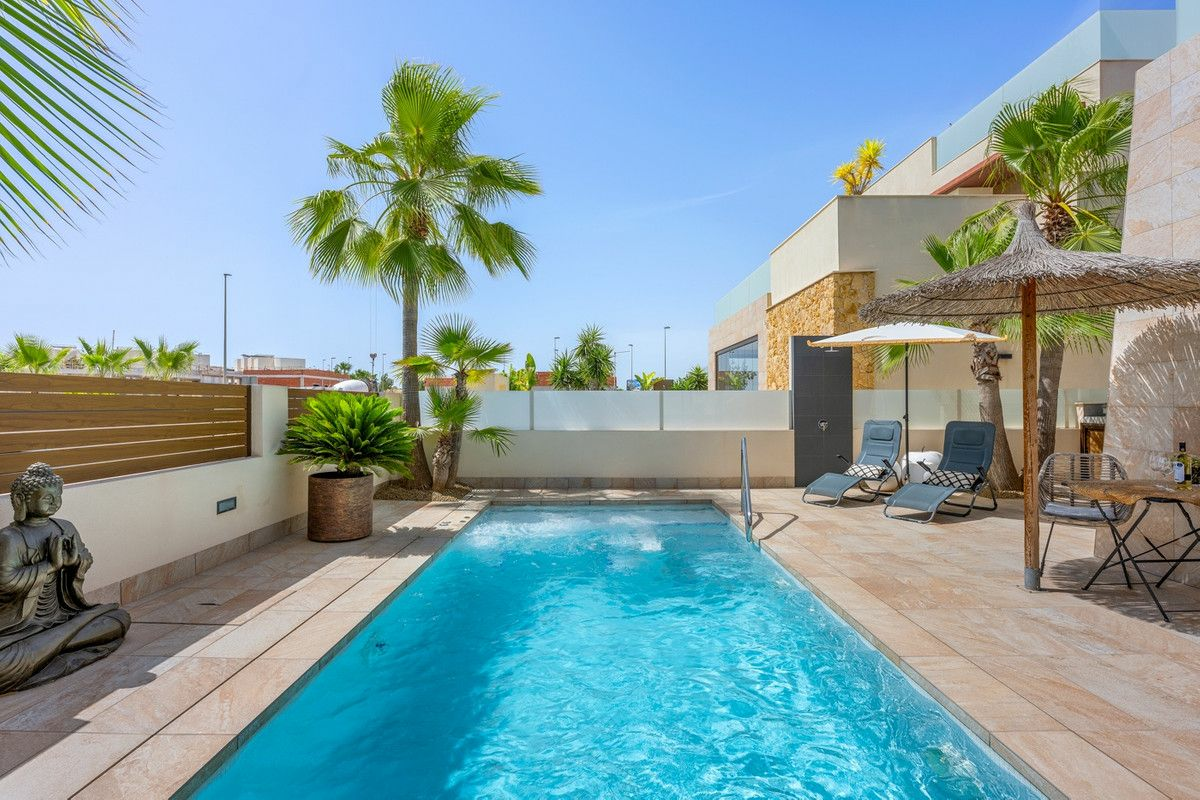 3-bedroom Villa In Benijofar, Spain (266 M²)