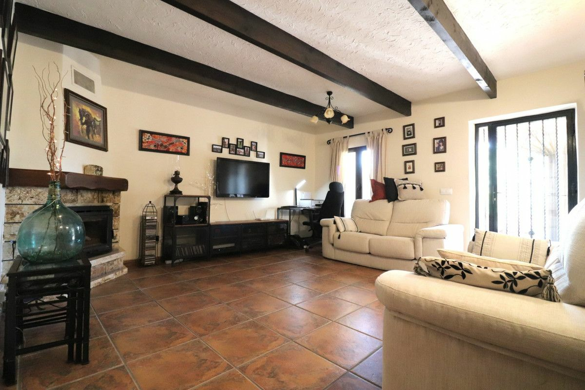 4-bedroom Villa In Albatera, Spain (231 M²)