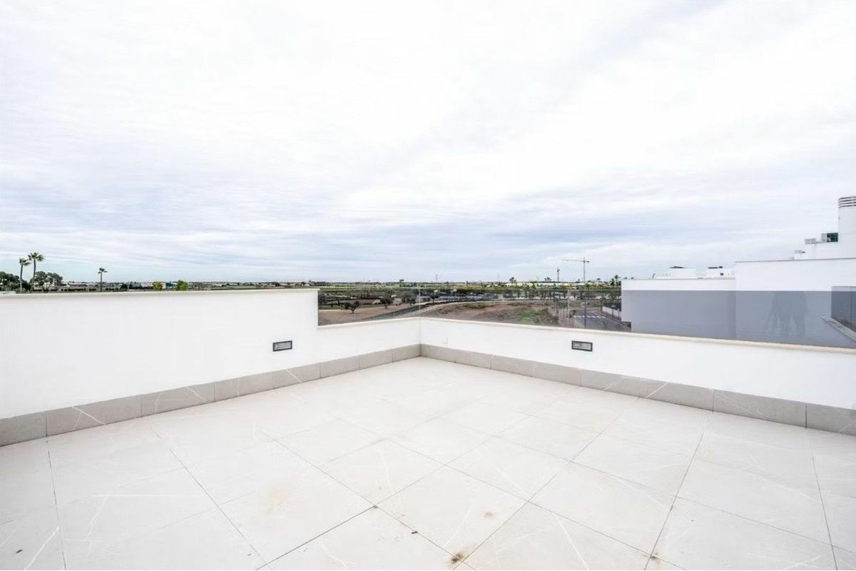 5-bedroom Villa In Los Alcázares, Spain (225 M²)