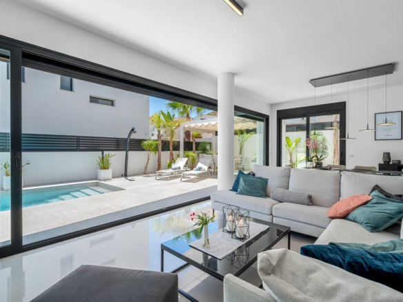 4-bedroom Villa In Guardamar Del Segura, Spain (194 M²)