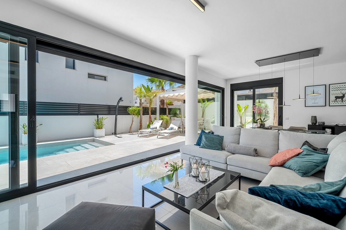 4-bedroom Villa In Guardamar Del Segura, Spain (194 M²)
