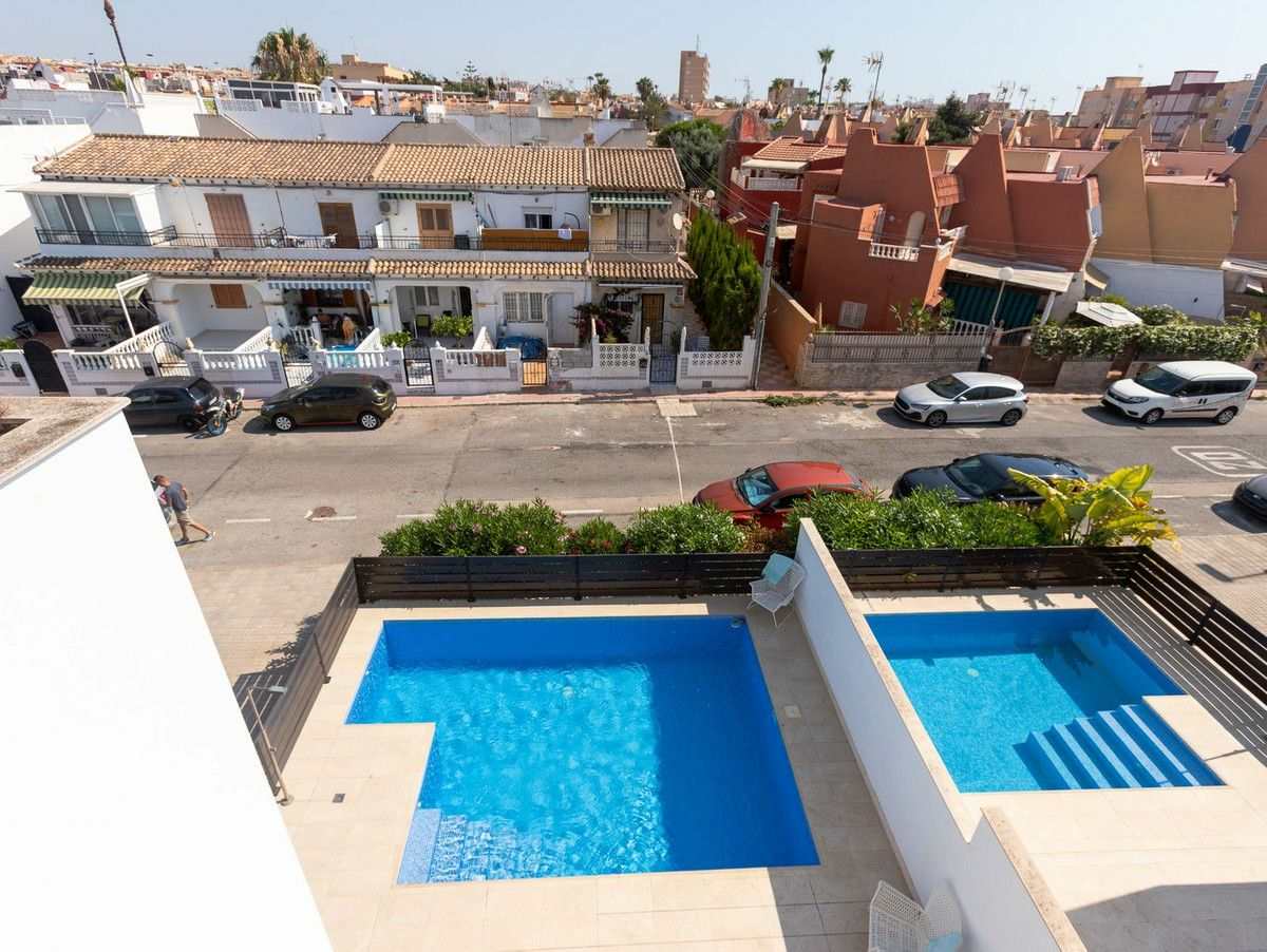 5-bedroom House In Torrevieja, Spain (184 M²)