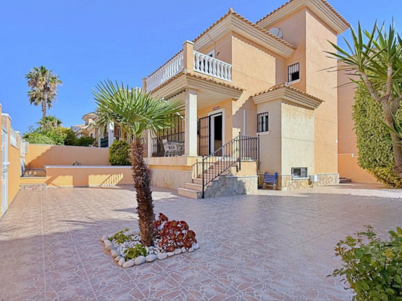 4-bedroom Villa In Torrevieja, Spain (198 M²)