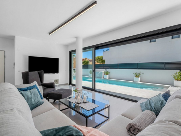4-bedroom Villa In Guardamar Del Segura, Spain (194 M²)