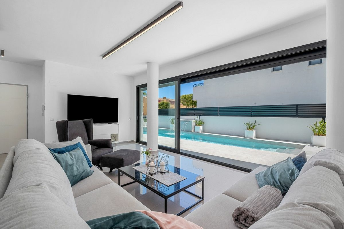 4-bedroom Villa In Guardamar Del Segura, Spain (194 M²)