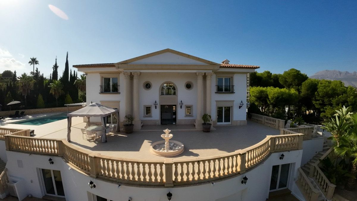 6-bedroom Villa In Altea, Spain (2.147 M²)