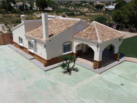 3-bedroom Country House In Albatera, Spain (210 M²)