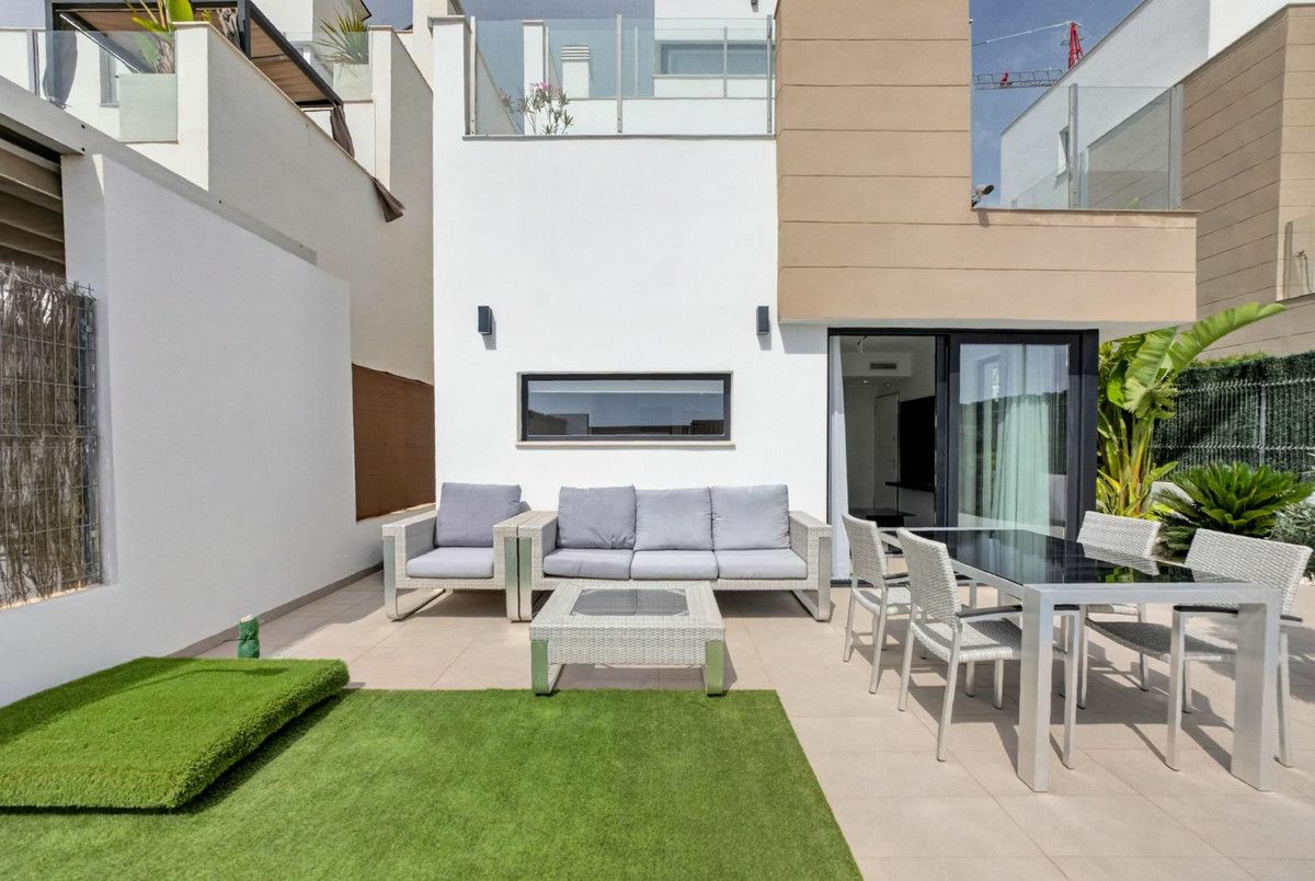3-bedroom Villa In Guardamar Del Segura, Spain (178 M²)