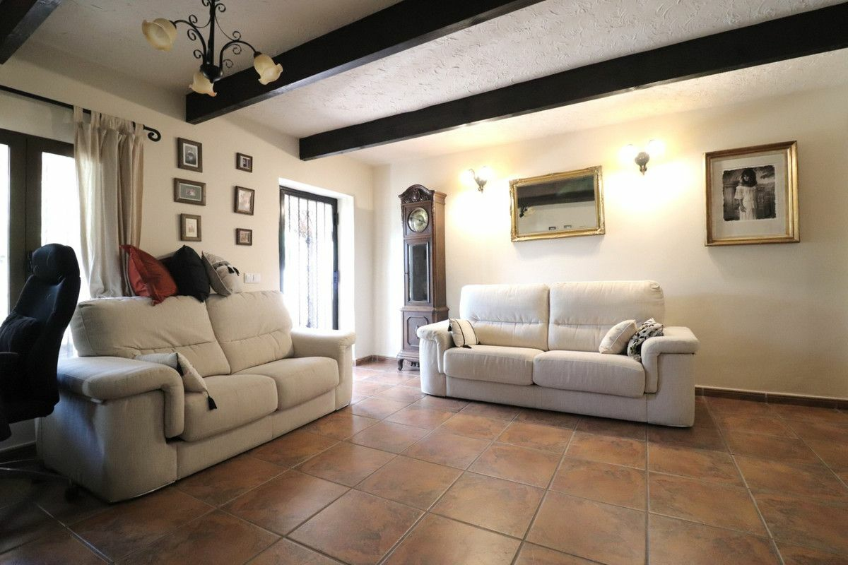 4-bedroom Villa In Albatera, Spain (231 M²)
