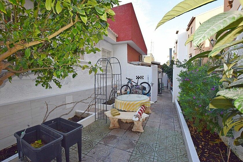 3-bedroom Villa In Torrevieja, Spain (200 M²)