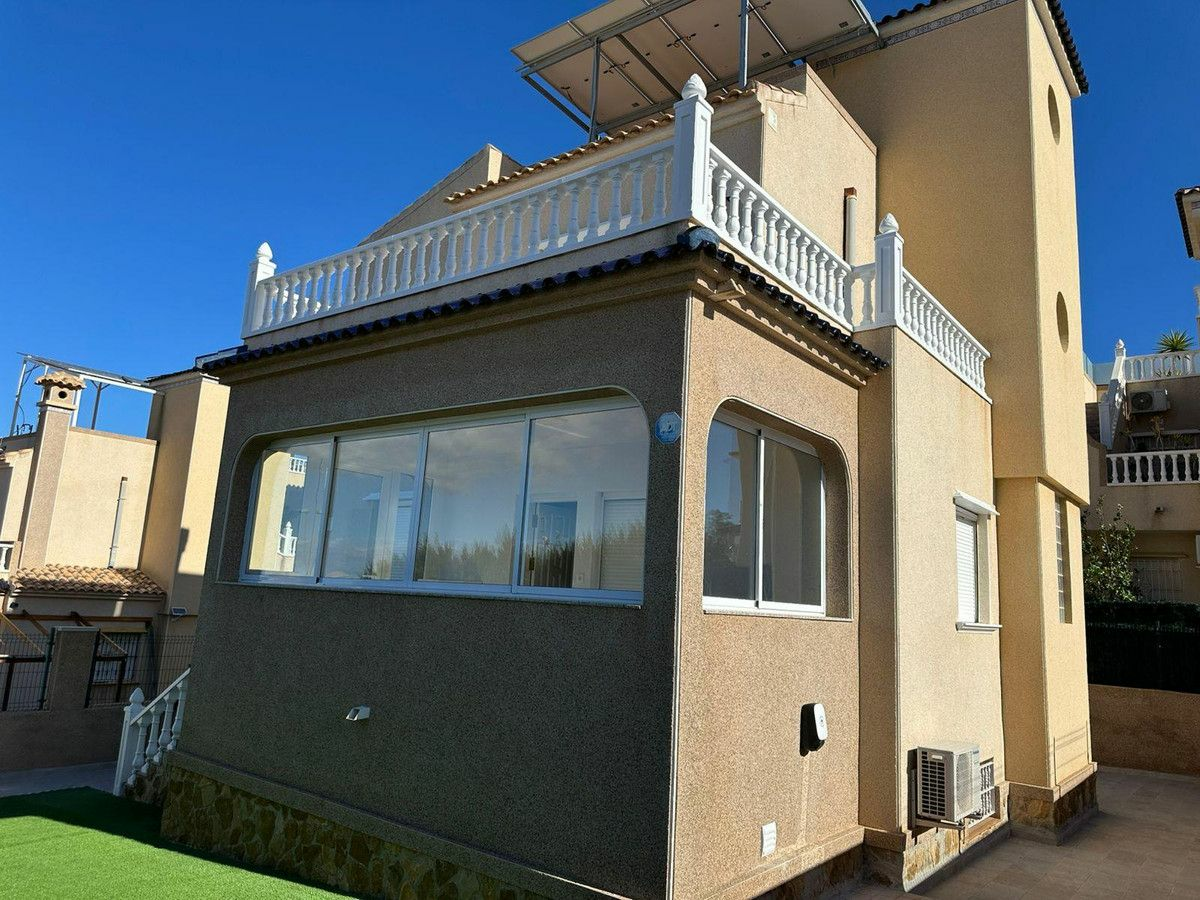 4-bedroom House In Orihuela Costa, Spain (207 M²)