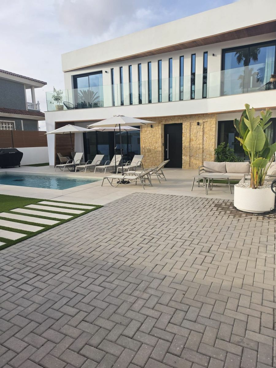 4-bedroom Villa In Torrevieja, Spain (188 M²)