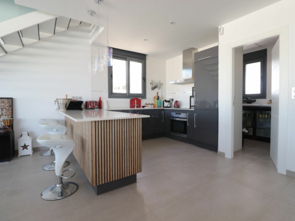 3-bedroom Villa In Benijofar, Spain (182 M²)