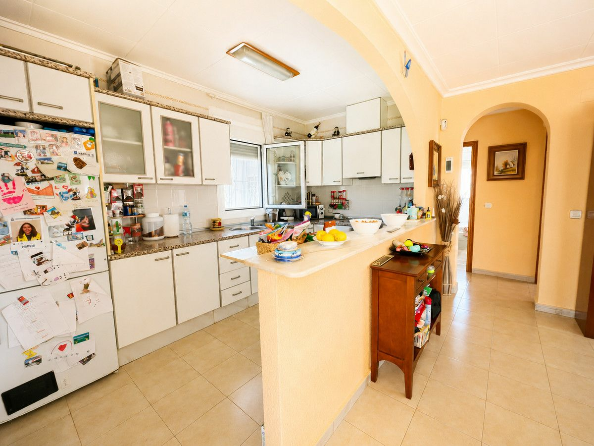 5-bedroom Villa In Torrevieja, Spain (200 M²)