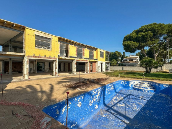 5-bedroom Villa In Cabo Roig, Spain (668 M²)