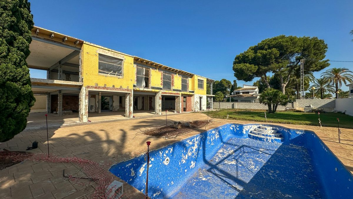 5-bedroom Villa In Cabo Roig, Spain (668 M²)