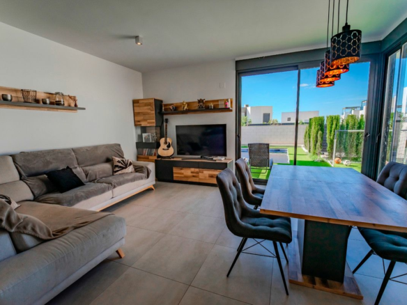 3-bedroom Villa In Benijofar, Spain (162 M²)