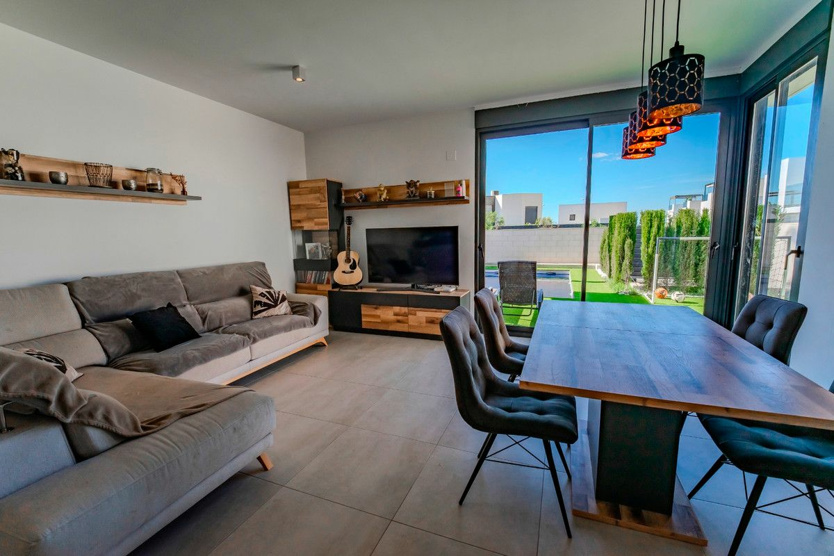 3-bedroom Villa In Benijofar, Spain (162 M²)