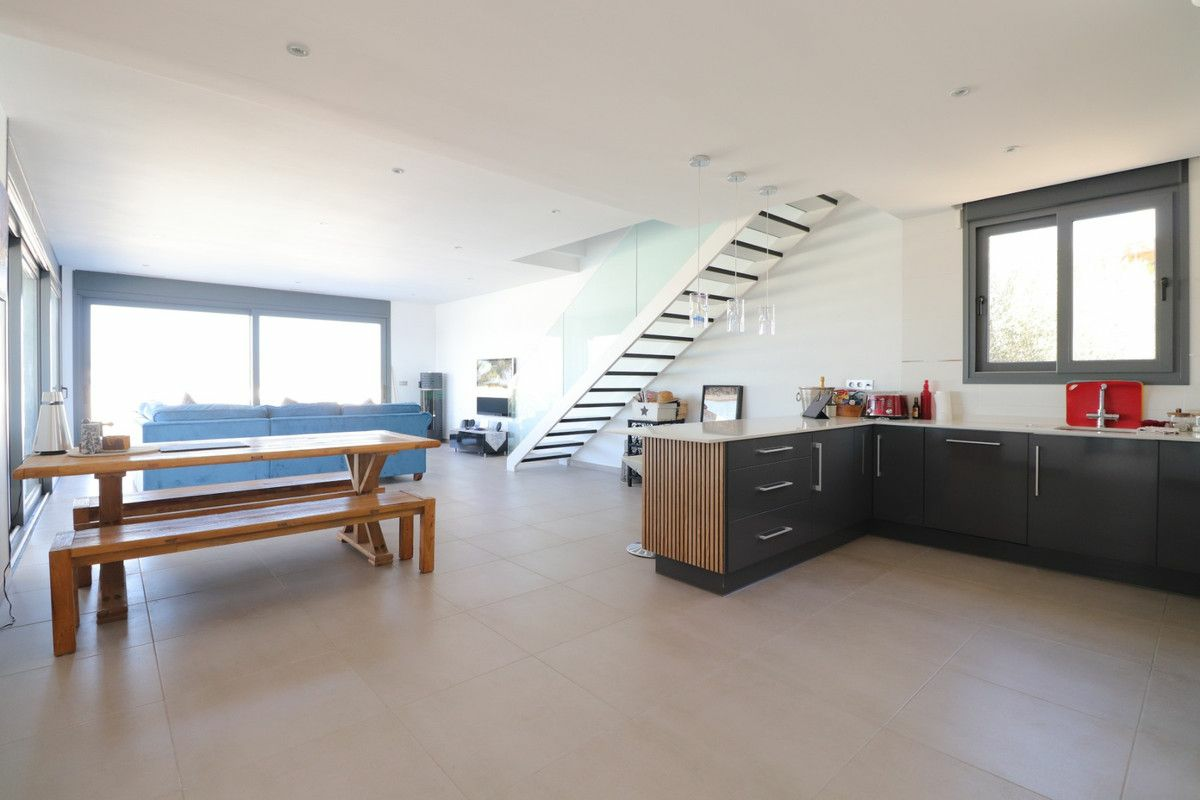 3-bedroom Villa In Benijofar, Spain (182 M²)