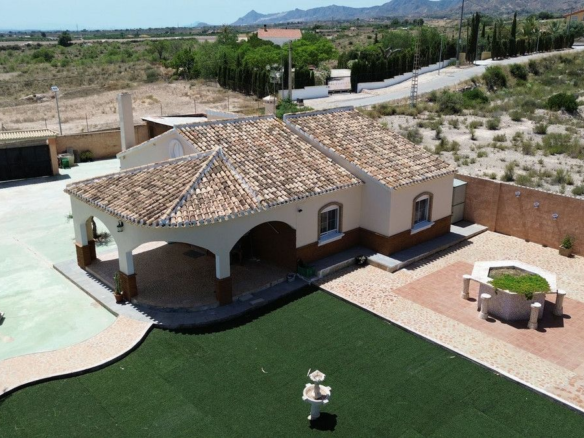 3-bedroom Country House In Albatera, Spain (210 M²)