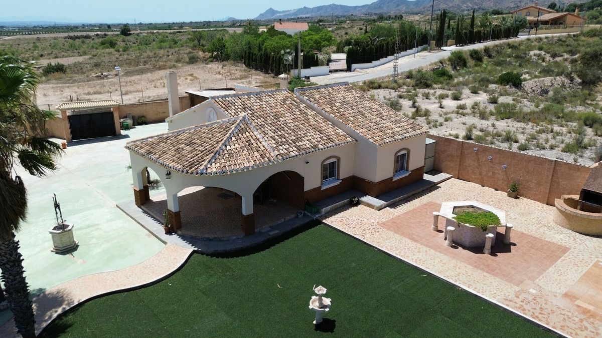 3-bedroom Country House In Albatera, Spain (210 M²)