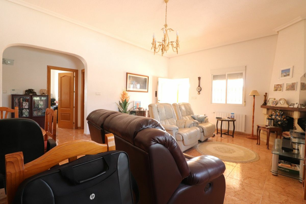 3-bedroom Villa In Albatera, Spain (164 M²)